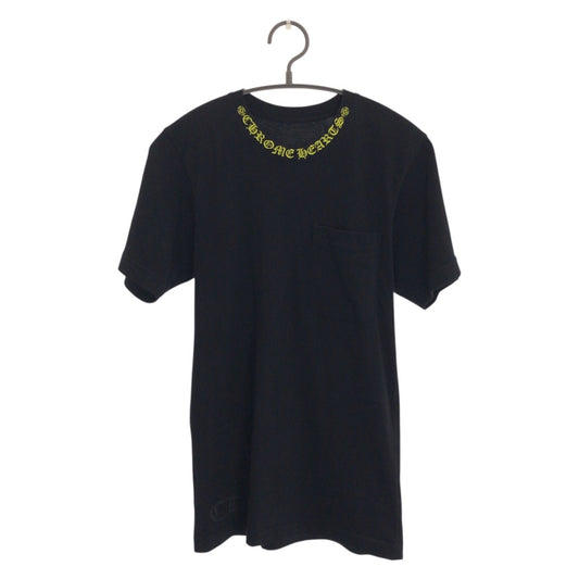 23539
CHROME HEARTS クロムハーツ ネックロゴ サイズXS ブラック イエロー コットン 半袖Ｔシャツ 男女兼用 メンズ ABP42