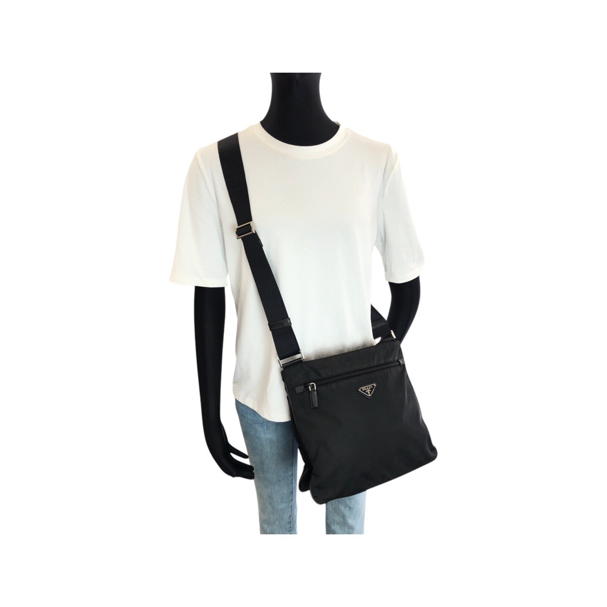 23548
PRADA プラダ テスート 三角ロゴプレート ブラック 黒 シルバー金具 ナイロン ショルダーバッグ ポシェット レディース AB35