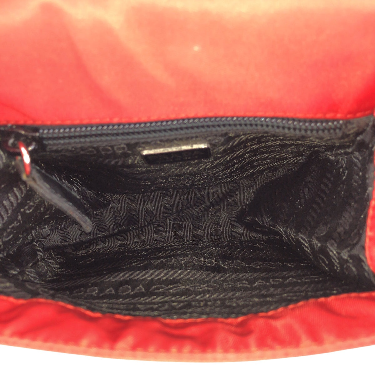 23637
PRADA プラダ テスート 三角ロゴプレート レッド シルバー金具 ナイロン ショルダーバッグ ポシェット レディース ABP35
