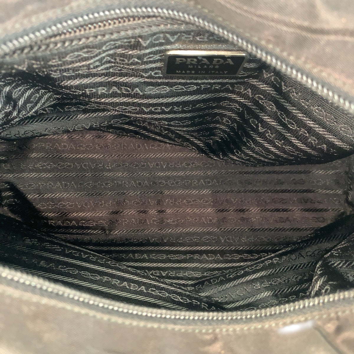 23644
PRADA プラダ テスート 三角ロゴプレート ブラック 黒 シルバー金具 ナイロン トートバッグ ショルダーバッグ レディース ABP42