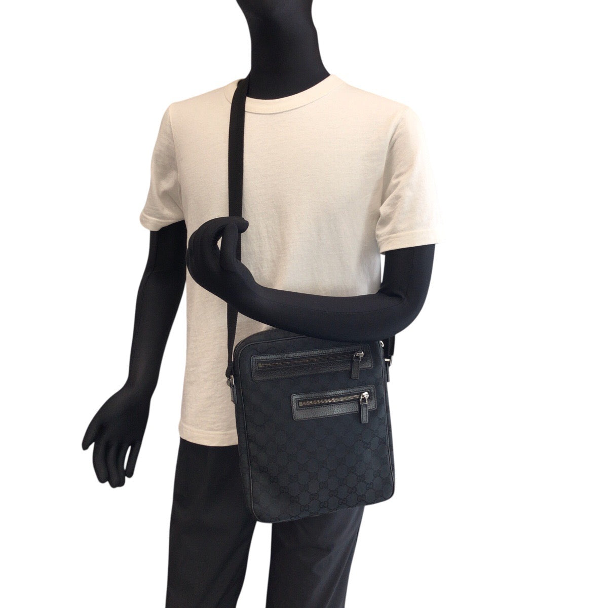 23678
GUCCI グッチ ブラック 黒 シルバー金具 GGキャンバス / レザー 92551 ショルダーバッグ メッセンジャーバッグ メンズ ABP42