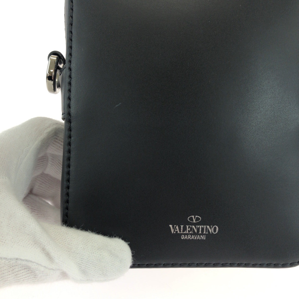 23793
Valentino ヴァレンチノ VLTNロゴ ブラック 黒 ホワイト シルバー金具 レザー ショルダーバッグ ポシェット レディース A60