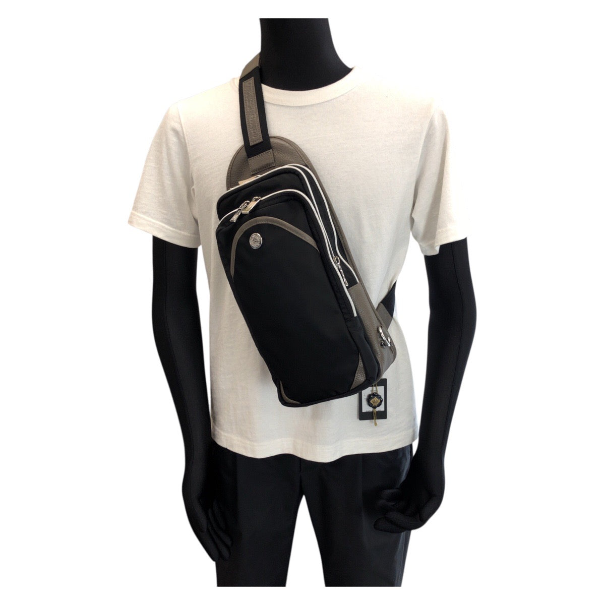23818
Orobianco オロビアンコ ブラック グレー シルバー金具 ナイロン / レザー 92168 ボディバッグ ショルダーバッグ メンズ S14