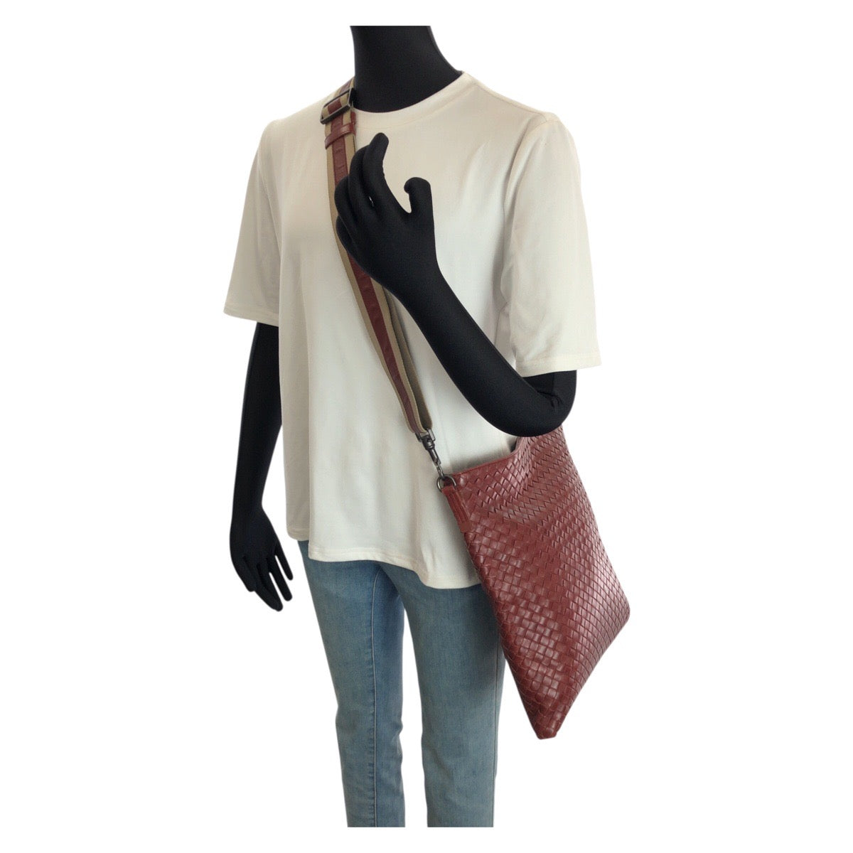 23823
BOTTEGAVENETA ボッテガヴェネタ イントレチャート ブラウン ボルドー レザー 276357 ショルダーバッグ メッセンジャーバッグ メンズ ABP56