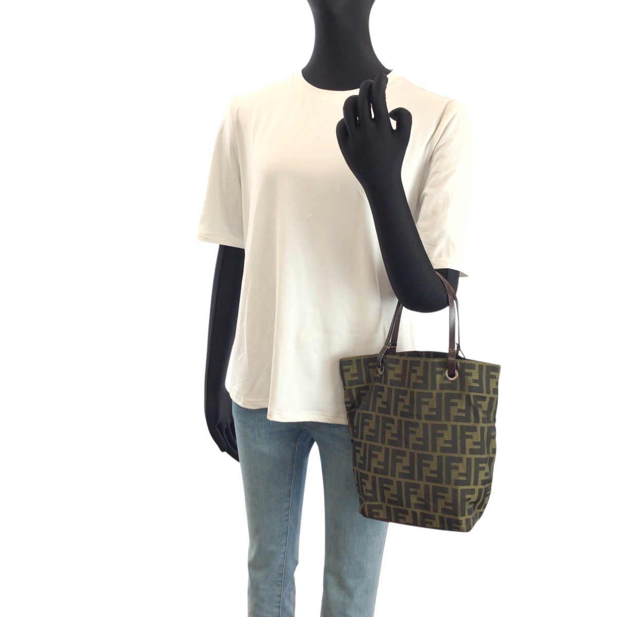 23869
FENDI フェンディ ズッカ ブラウン ダークブラウン シルバー金具 ナイロン / レザー 26598 トートバッグ ハンドバッグ レディース ABP21