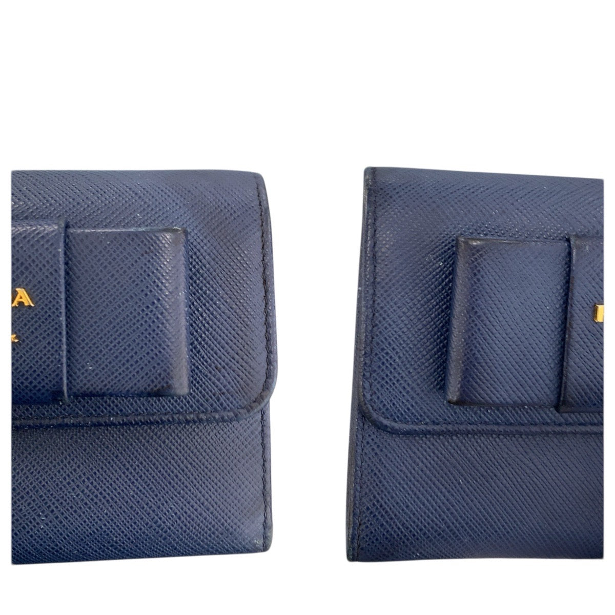 23874
PRADA プラダ サフィアーノ フィオッコ リボン ネイビー ゴールド金具 レザー 折り財布 コンパクトウォレット レディース AB21