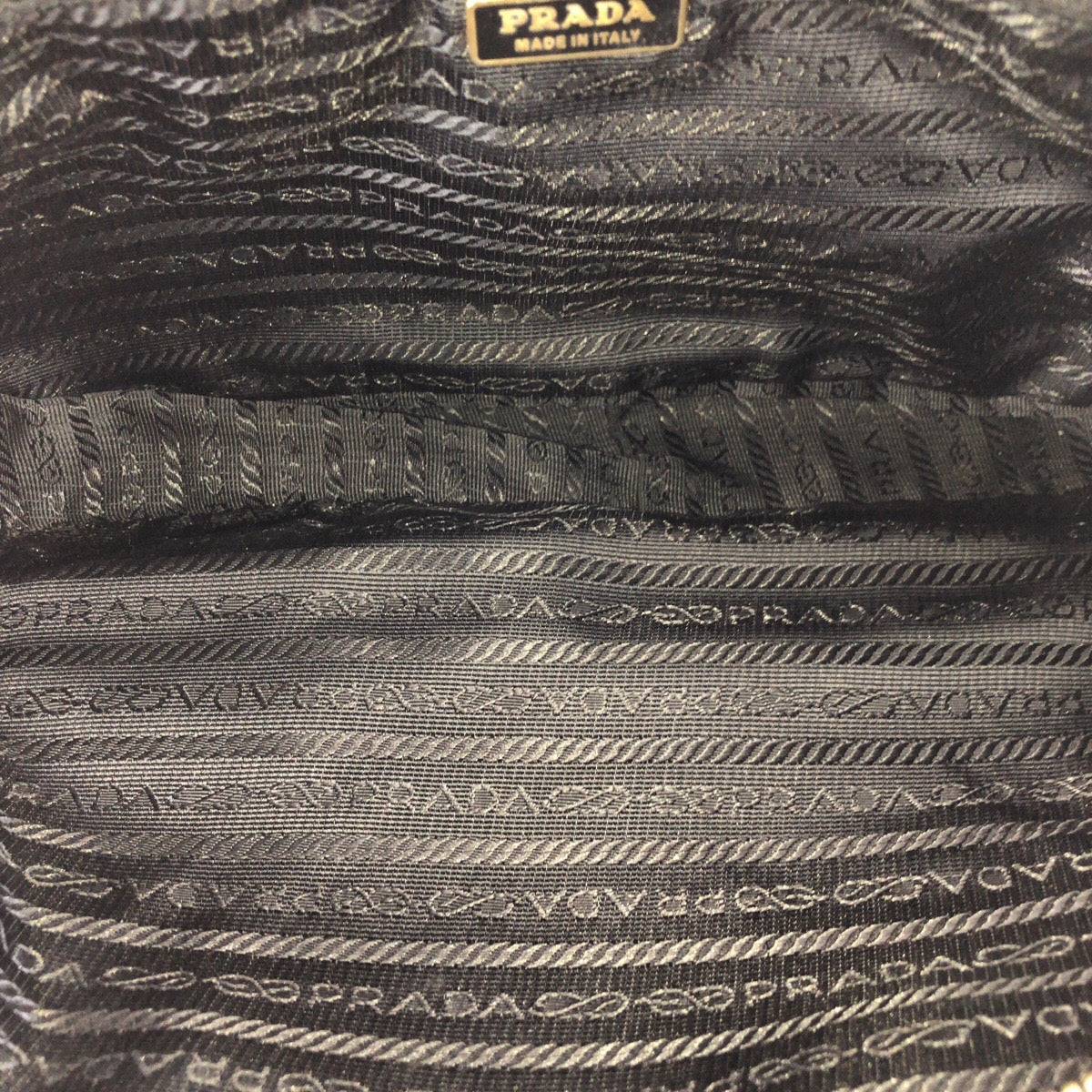 23876
PRADA プラダ テスート サフィアーノ 三角ロゴプレート ブラック 黒 ゴールド金具 ナイロン / レザー ハンドバッグ トートバッグ レディース ABP35