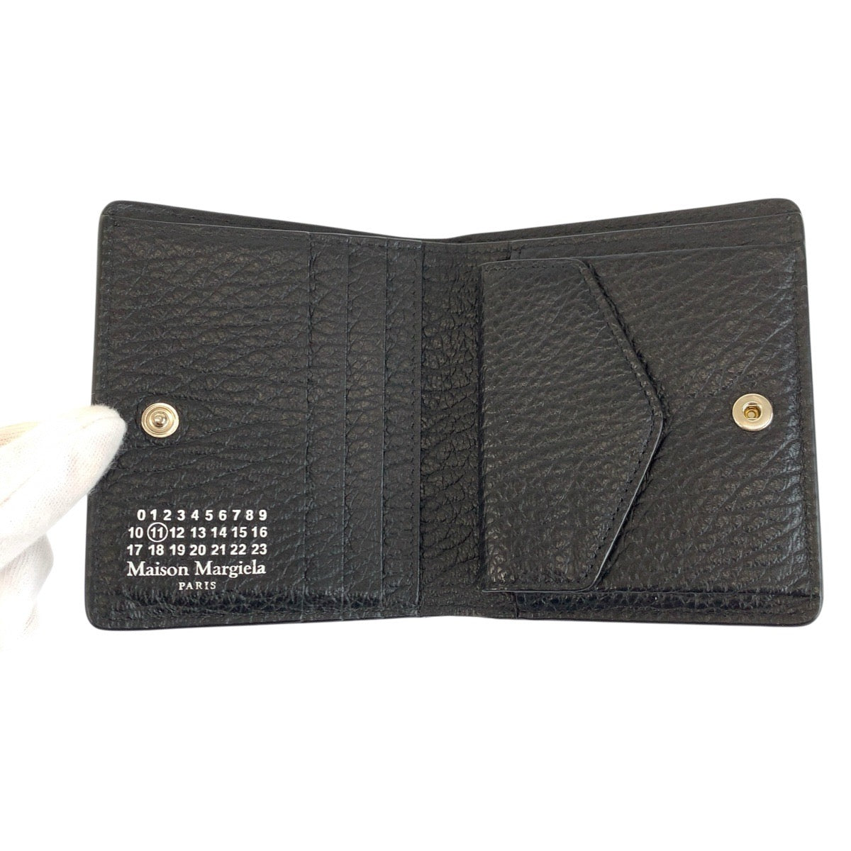 23917
Maison Margiela メゾン マルジェラ ブラック 黒 レザー 折り財布 コンパクトウォレット 男女兼用 メンズ A28
