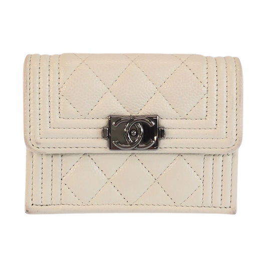 23959
CHANEL シャネル ボーイシャネル ココマーク ホワイト シルバー金具 レザー 折り財布 コンパクトウォレット レディース ABP72