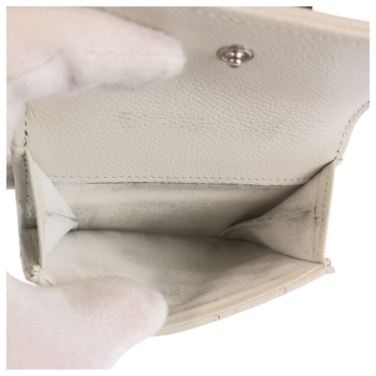 23959
CHANEL シャネル ボーイシャネル ココマーク ホワイト シルバー金具 レザー 折り財布 コンパクトウォレット レディース ABP72