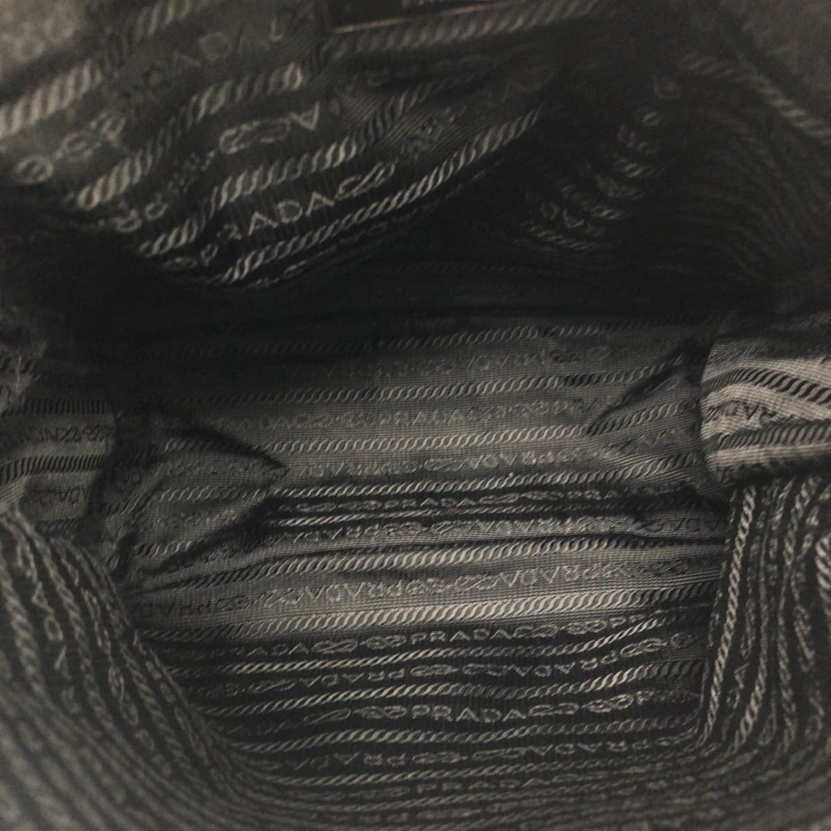 23977
PRADA プラダ テスート ロゴ ブラック 黒 シルバー金具 ナイロン VA0770 ショルダーバッグ 斜め掛け メンズ ABP41