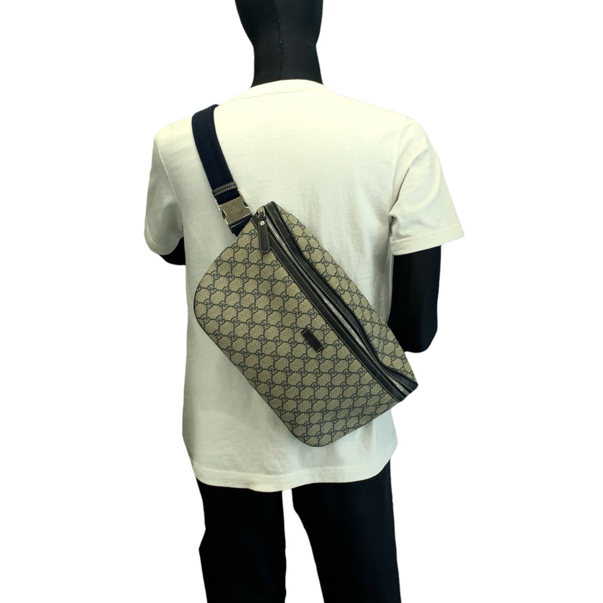 23978
GUCCI グッチ ベージュ ネイビー シルバー金具 GGスプリームキャンバス 211110 ショルダーバッグ バムバッグ ボディバッグ メンズ AB50