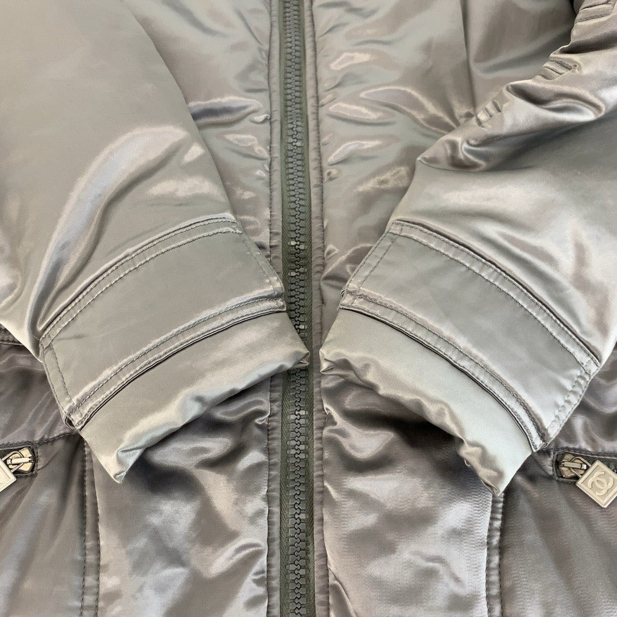23993
CHANEL シャネル スポーツライン ココマーク サイズ42 グレー シルバー コットン / ポリアミド / エラスタン ダウンコート ジップアップコート レディース AB80