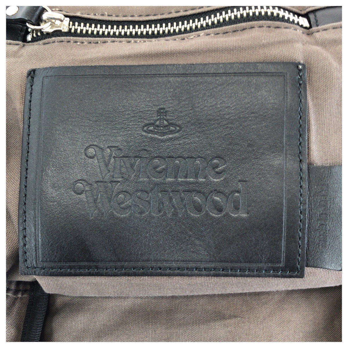 24157
Vivienne Westwood ヴィヴィアンウエストウッド ラインORBエンボス ブラック 黒 シルバー金具 ナイロン / レザー ボディバッグ ショルダーバッグ レディース ABP16