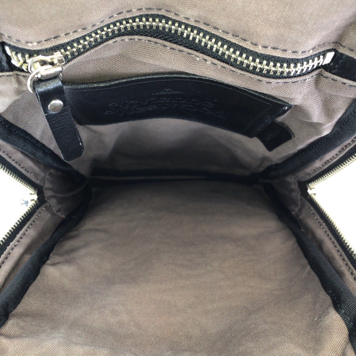 24157
Vivienne Westwood ヴィヴィアンウエストウッド ラインORBエンボス ブラック 黒 シルバー金具 ナイロン / レザー ボディバッグ ショルダーバッグ レディース ABP16