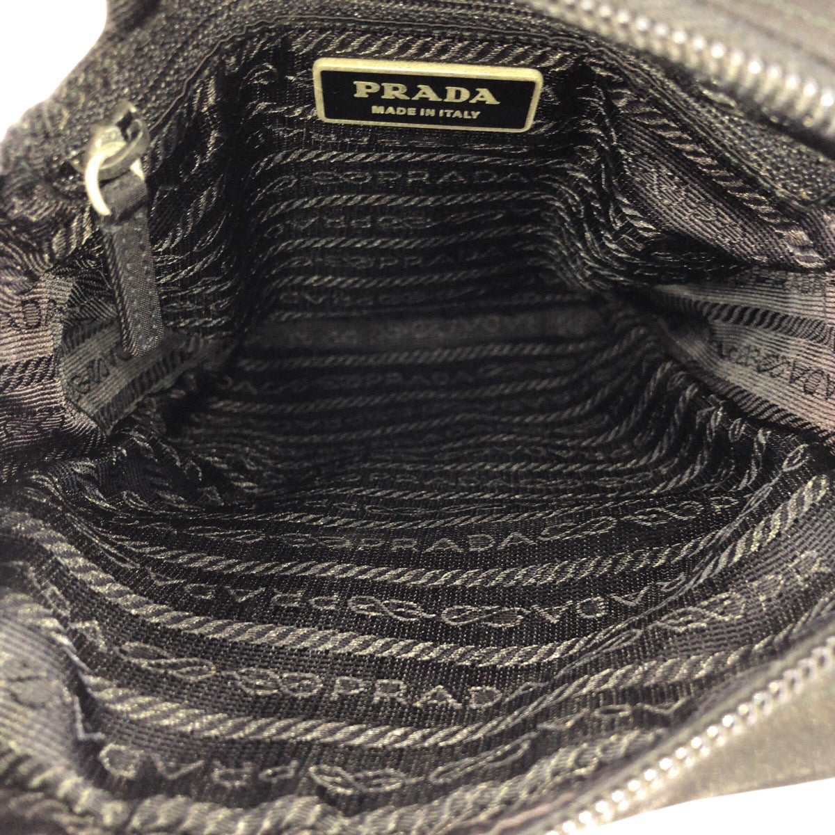 24181
PRADA プラダ テスート 三角ロゴプレート ブラック 黒 シルバー金具 ナイロン ショルダーバッグ ポシェット レディース ABP35