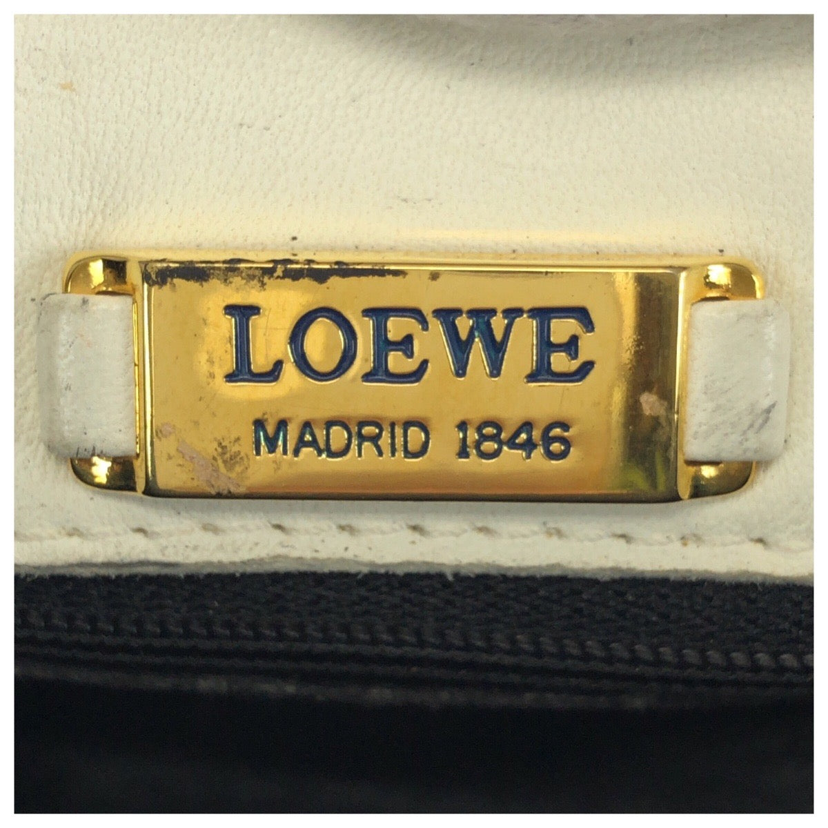 24182
LOEWE ロエベ アナグラム ホワイト オフホワイト ゴールド金具 レザー ショルダーバッグ ポシェット レディース B17