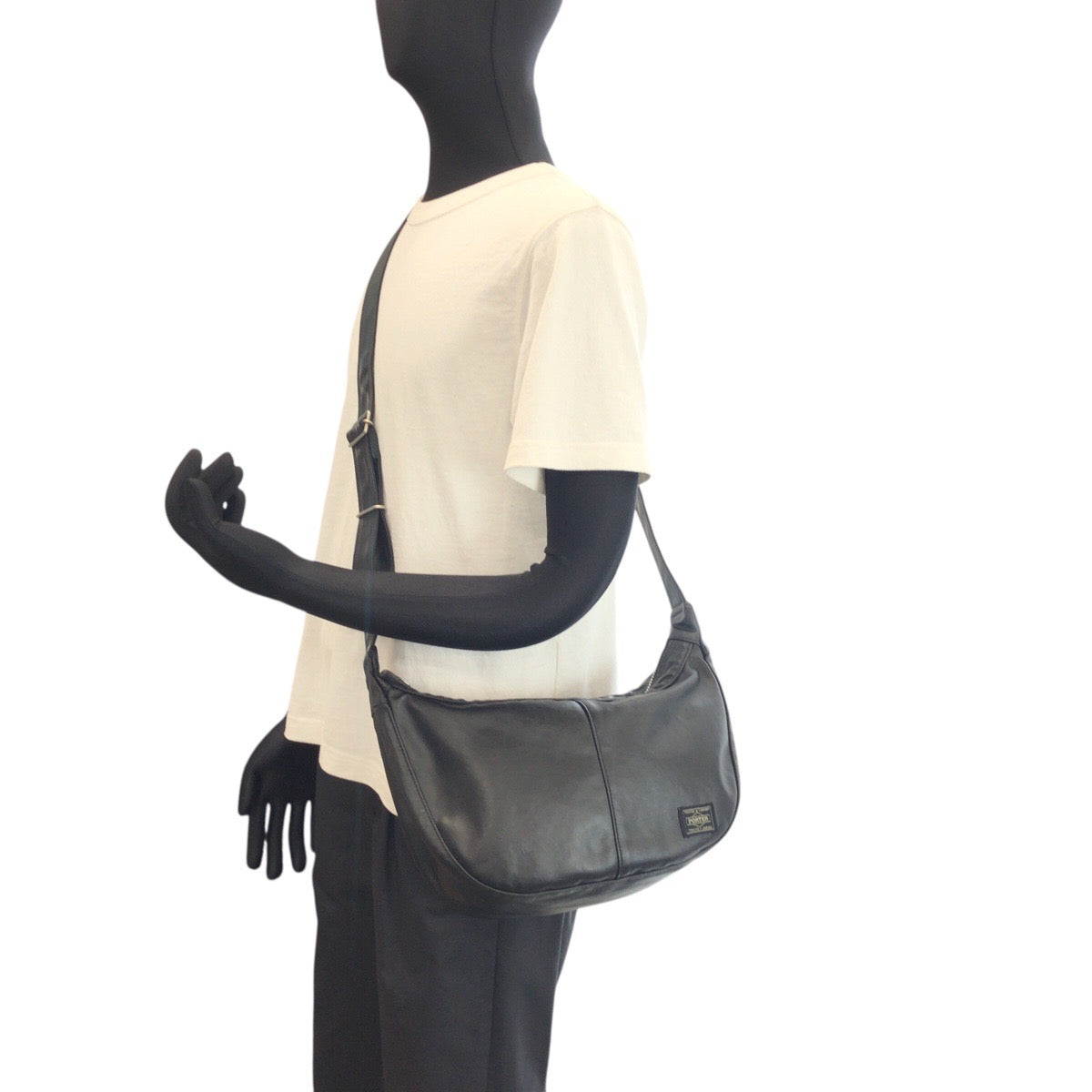 24215
PORTER ポーター FREE STYLE ブラック 黒 シルバー金具 コーティングキャンバス ショルダーバッグ メッセンジャーバッグ メンズ A21