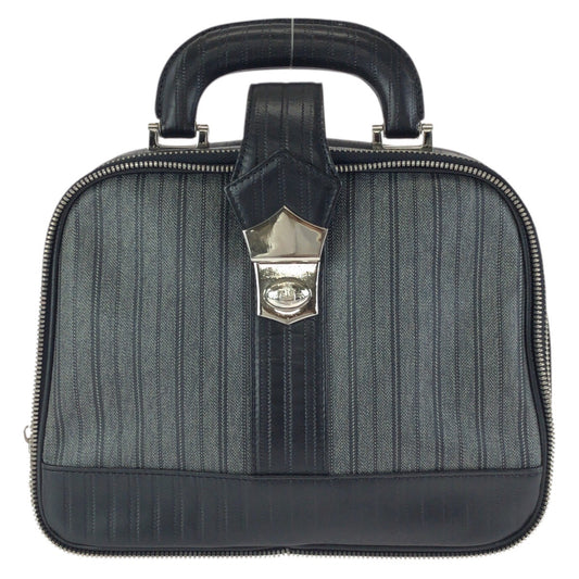 24250
Vivienne Westwood ヴィヴィアンウエストウッド ストライプ ブラック グレー シルバー金具 PVC / レザー ハンドバッグ バニティバッグ メンズ ABP21