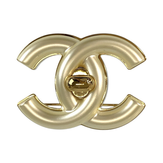 24333
CHANEL シャネル ココマーク ターンロック パール クリーム ゴールド メッキ ブローチ B24 A刻印 レディース N56