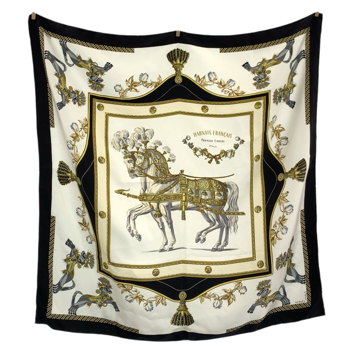 24337
HERMES エルメス Harnais Francais PREMIER カレ90 ホワイト ブラック マルチカラー シルク スカーフ レディース AB21
