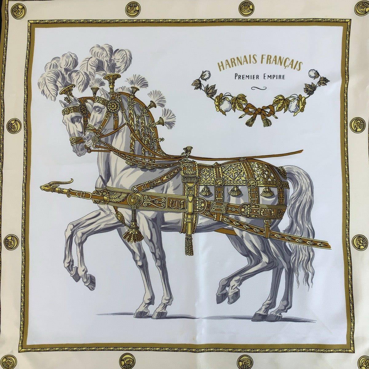 24337
HERMES エルメス Harnais Francais PREMIER カレ90 ホワイト ブラック マルチカラー シルク スカーフ レディース AB21