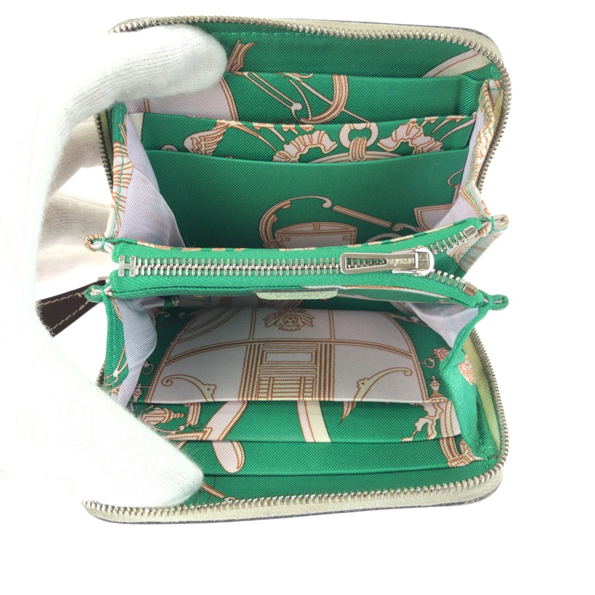 24351
HERMES エルメス アザップ シルクイン コンパクト ヴェールフィズ ライトグリーン シルバー金具 ヴォーエプソン / シルク 折財布 コインケース 小銭入れ U刻印 レディース AB36
