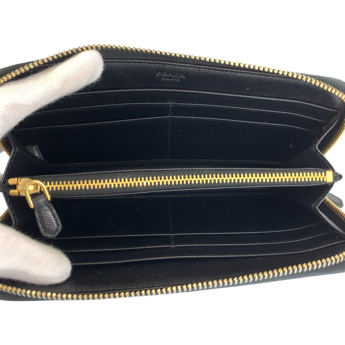 24391
PRADA プラダ サフィアーノ 三角ロゴプレート ブラック 黒 ゴールド金具 レザー 長財布 ロングウォレット レディース ABP32