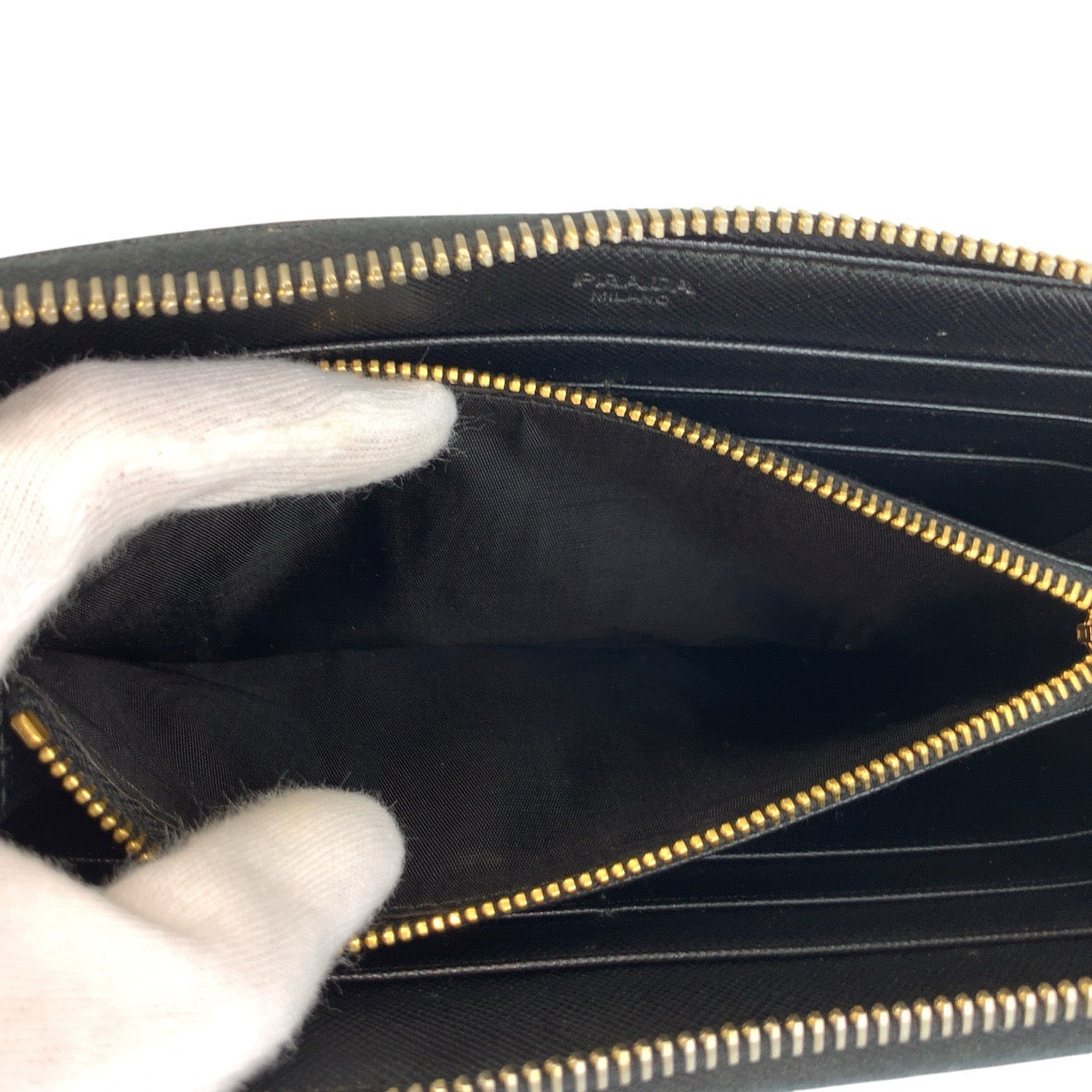 24391
PRADA プラダ サフィアーノ 三角ロゴプレート ブラック 黒 ゴールド金具 レザー 長財布 ロングウォレット レディース ABP32
