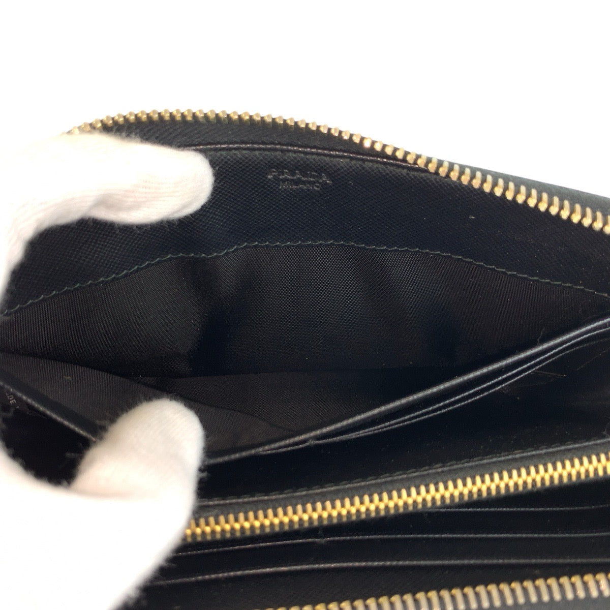24391
PRADA プラダ サフィアーノ 三角ロゴプレート ブラック 黒 ゴールド金具 レザー 長財布 ロングウォレット レディース ABP32