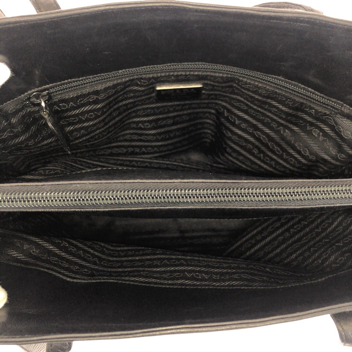 24395
PRADA プラダ ブラック 黒 シルバー金具 レザー ショルダーバッグ レディース AB14