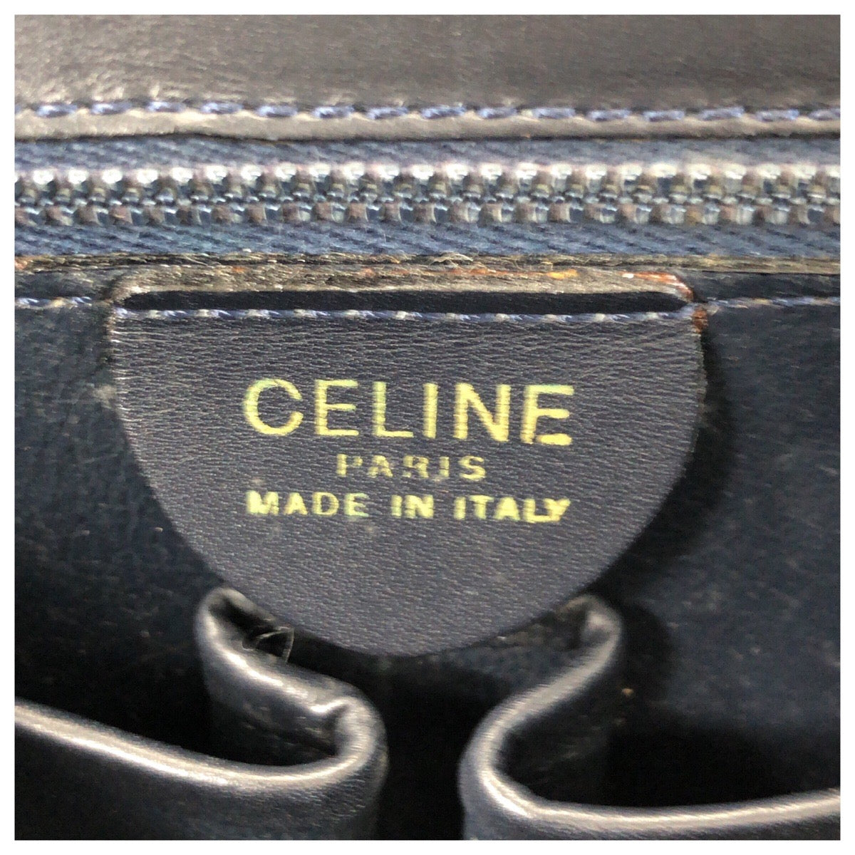 24467
CELINE セリーヌ ヴィンテージ ロゴ リボン金具 ネイビー ホワイト ゴールド金具 レザー ショルダーバッグ ポシェット レディース ABP60