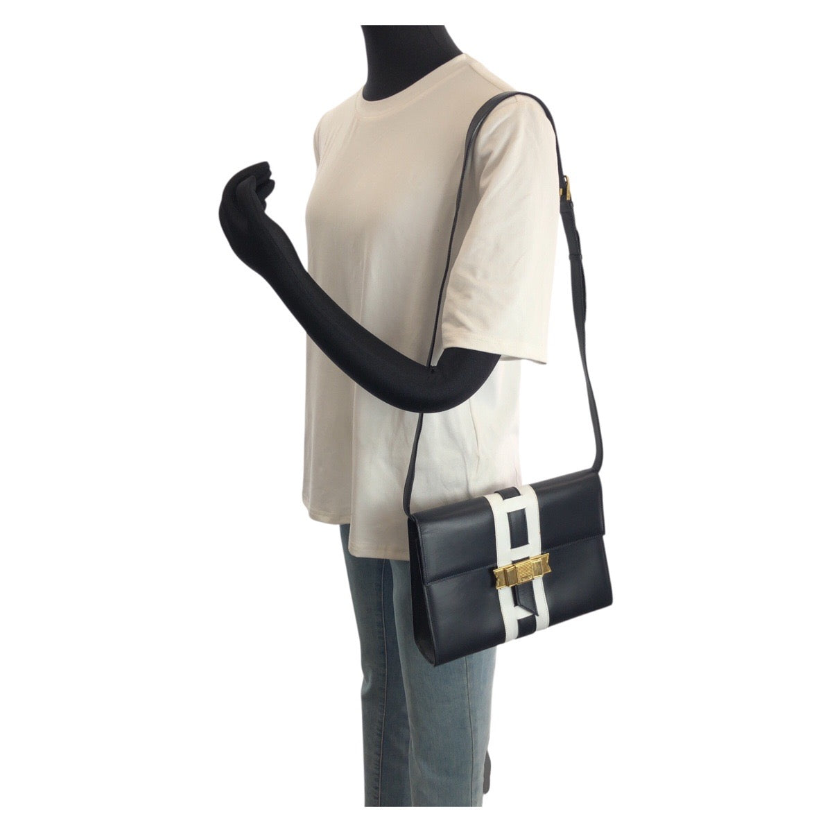 24467
CELINE セリーヌ ヴィンテージ ロゴ リボン金具 ネイビー ホワイト ゴールド金具 レザー ショルダーバッグ ポシェット レディース ABP60