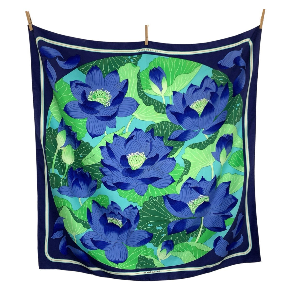 24490
HERMES エルメス FLEURS DE LOTUS カレ90 ブルー シルク スカーフ レディース AB22
