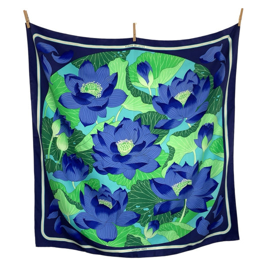 24490
HERMES エルメス FLEURS DE LOTUS カレ90 ブルー シルク スカーフ レディース AB22