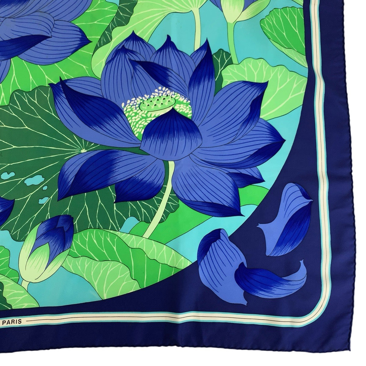24490
HERMES エルメス FLEURS DE LOTUS カレ90 ブルー シルク スカーフ レディース AB22