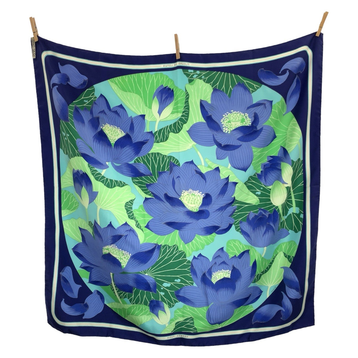 24490
HERMES エルメス FLEURS DE LOTUS カレ90 ブルー シルク スカーフ レディース AB22