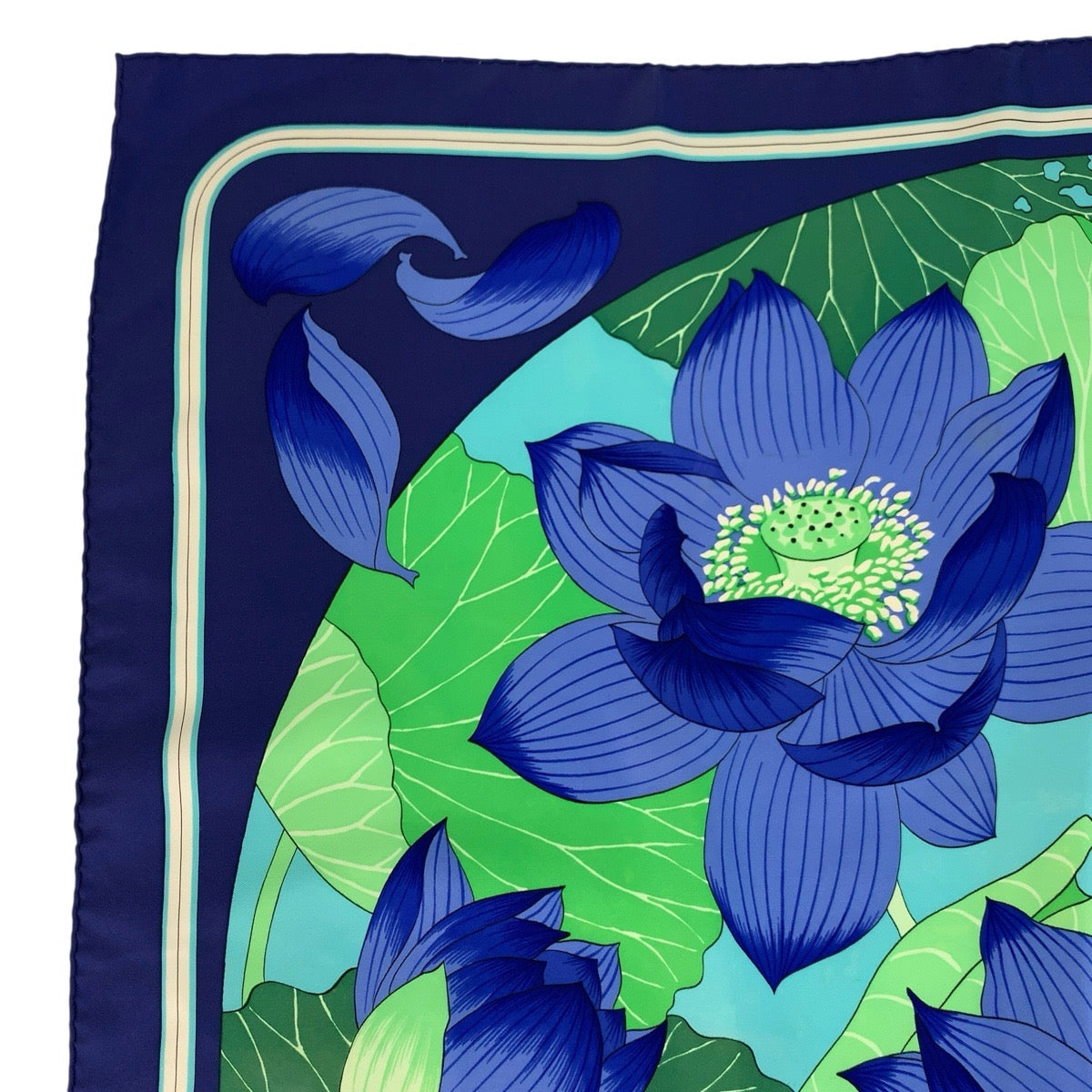 24490
HERMES エルメス FLEURS DE LOTUS カレ90 ブルー シルク スカーフ レディース AB22