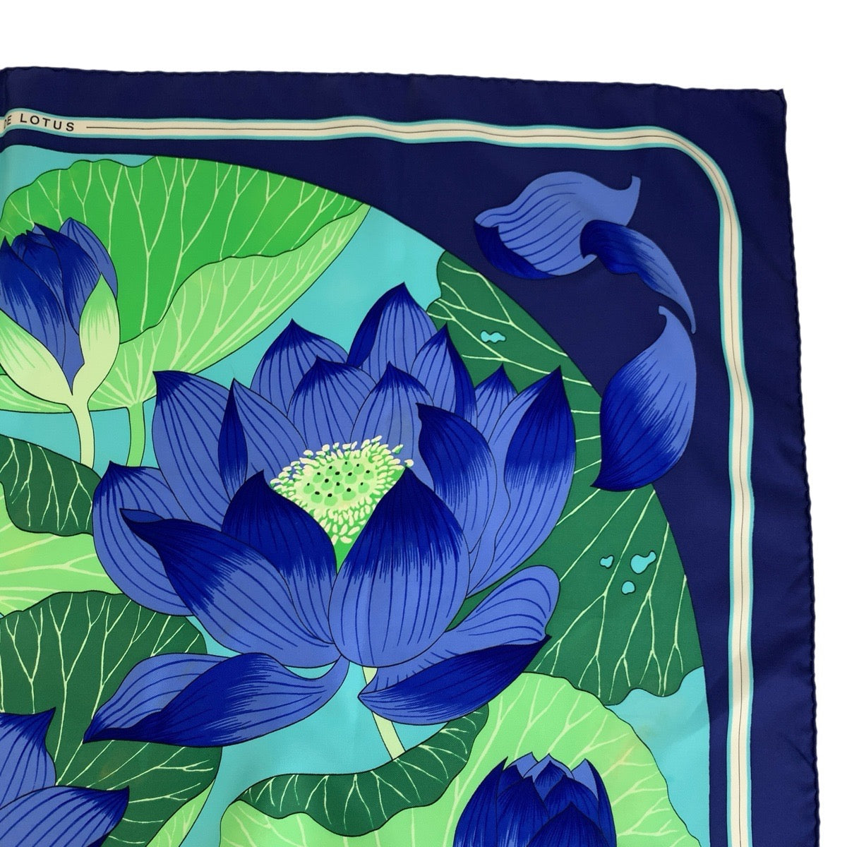 24490
HERMES エルメス FLEURS DE LOTUS カレ90 ブルー シルク スカーフ レディース AB22
