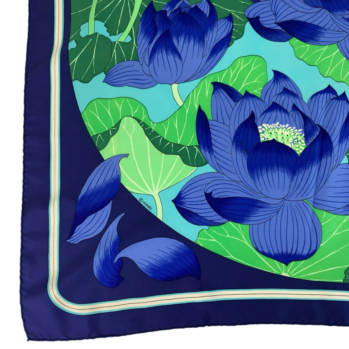 24490
HERMES エルメス FLEURS DE LOTUS カレ90 ブルー シルク スカーフ レディース AB22