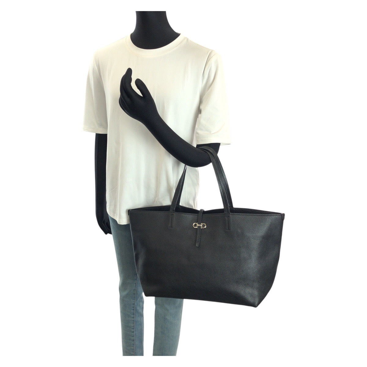 24561
Salvatore Ferragamo サルヴァトーレフェラガモ ガンチーニ ブラック 黒 シルバー金具 レザー AU-21/B502 トートバッグ レディース ABP12
