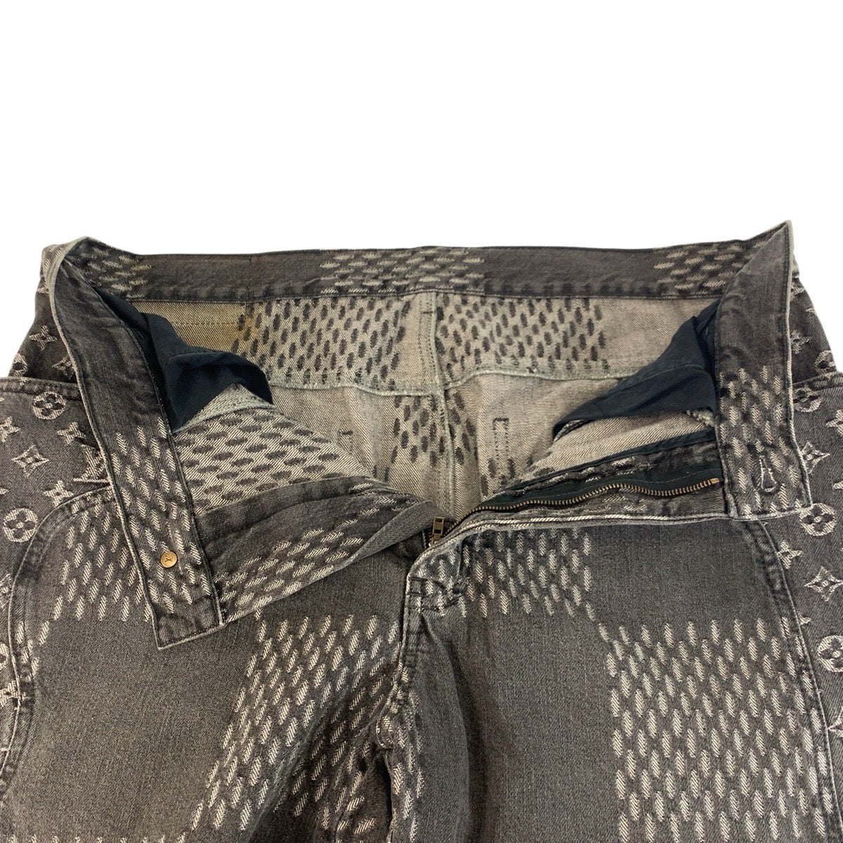 24634
LOUIS VUITTON ルイヴィトン NIGO ジャイアントダミエウェーブモノグラム サイズ36 ブラック 黒 コットン デニムパンツ ストレートパンツ メンズ ABP