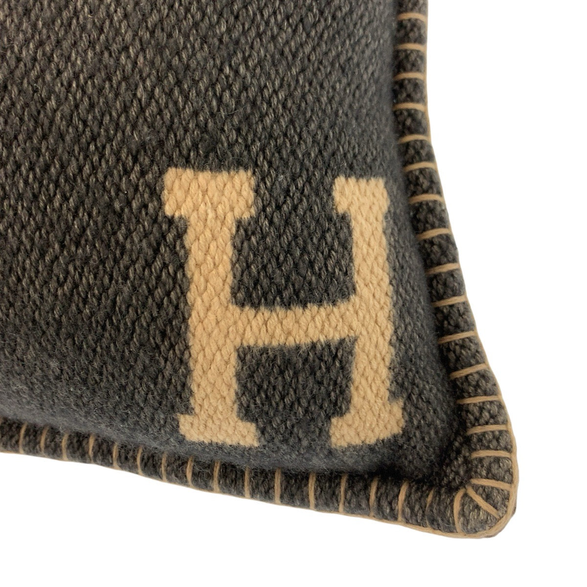 24642
HERMES エルメス Hピタゴラス グレー ワインレッド カシミヤ インテリア クッション 男女兼用 レディース ABP56