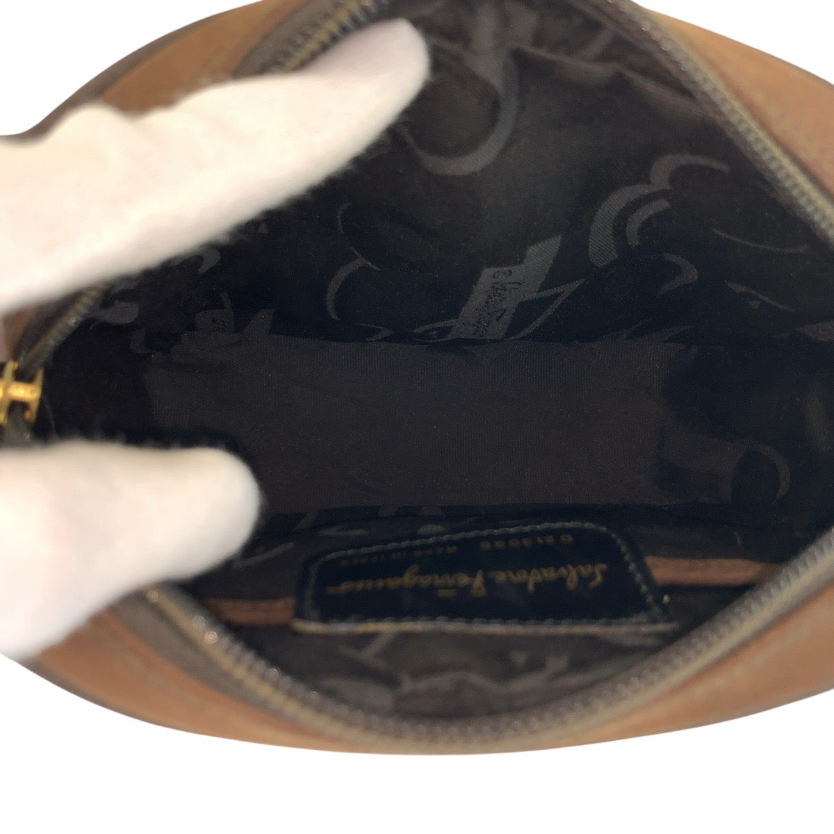 24734
Salvatore Ferragamo サルヴァトーレフェラガモ ヴァラリボン ブラウン ゴールド金具 スウェード D213096 ショルダーバッグ ポシェット レディース ABP23