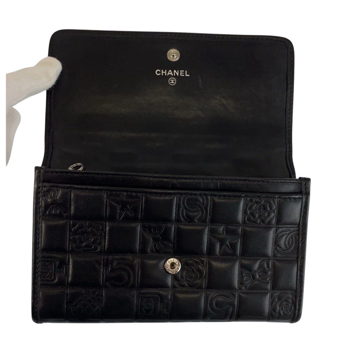 24905
CHANEL シャネル ココマーク 型押し ブラック 黒 シルバー金具 レザー 長財布 ロングウォレット レディース AB21