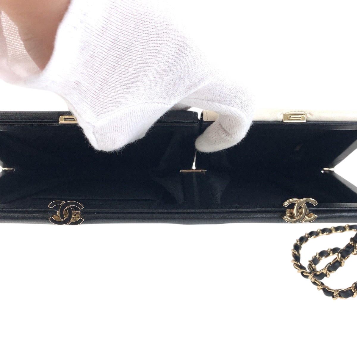 25052
CHANEL シャネル ココマーク ホワイト ブラック ゴールド金具 ラムスキン チェーン クラッチバッグ セカンドバッグ レディース A340