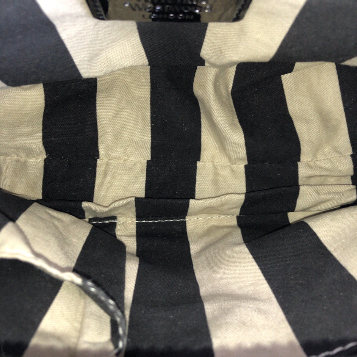 25173
Vivienne Westwood ヴィヴィアンウエストウッド ヤスミン オーブロゴ ブラック 黒 ガンメタ金具 エナメル ハンドバッグ レディース ABP21