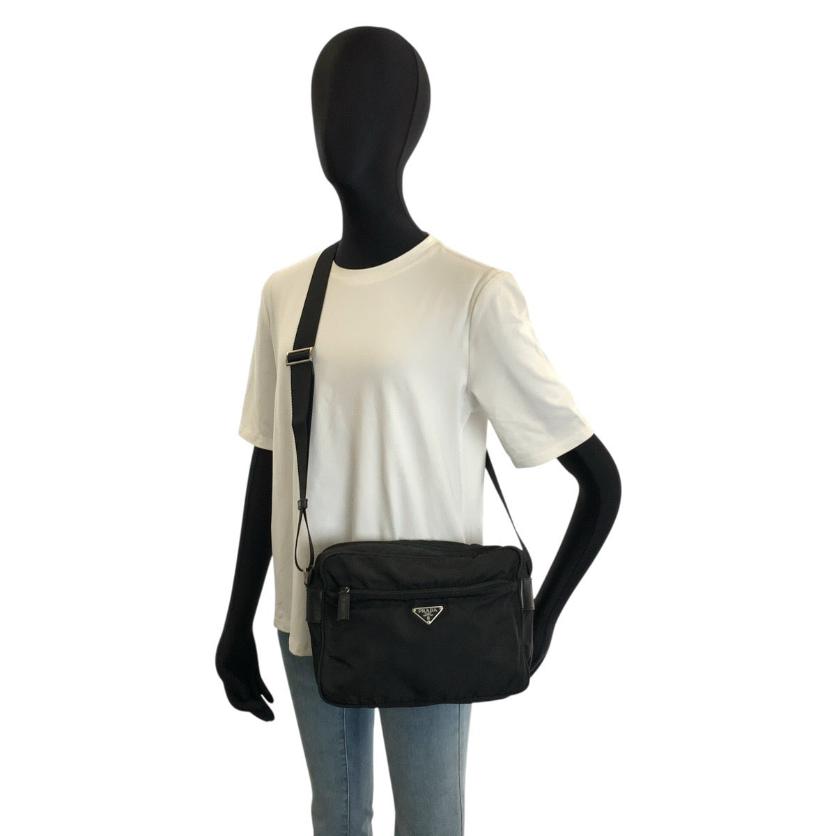 25187
PRADA プラダ テスート 三角ロゴプレート ブラック 黒 シルバー金具 ナイロン ショルダーバッグ ポシェット レディース AB35