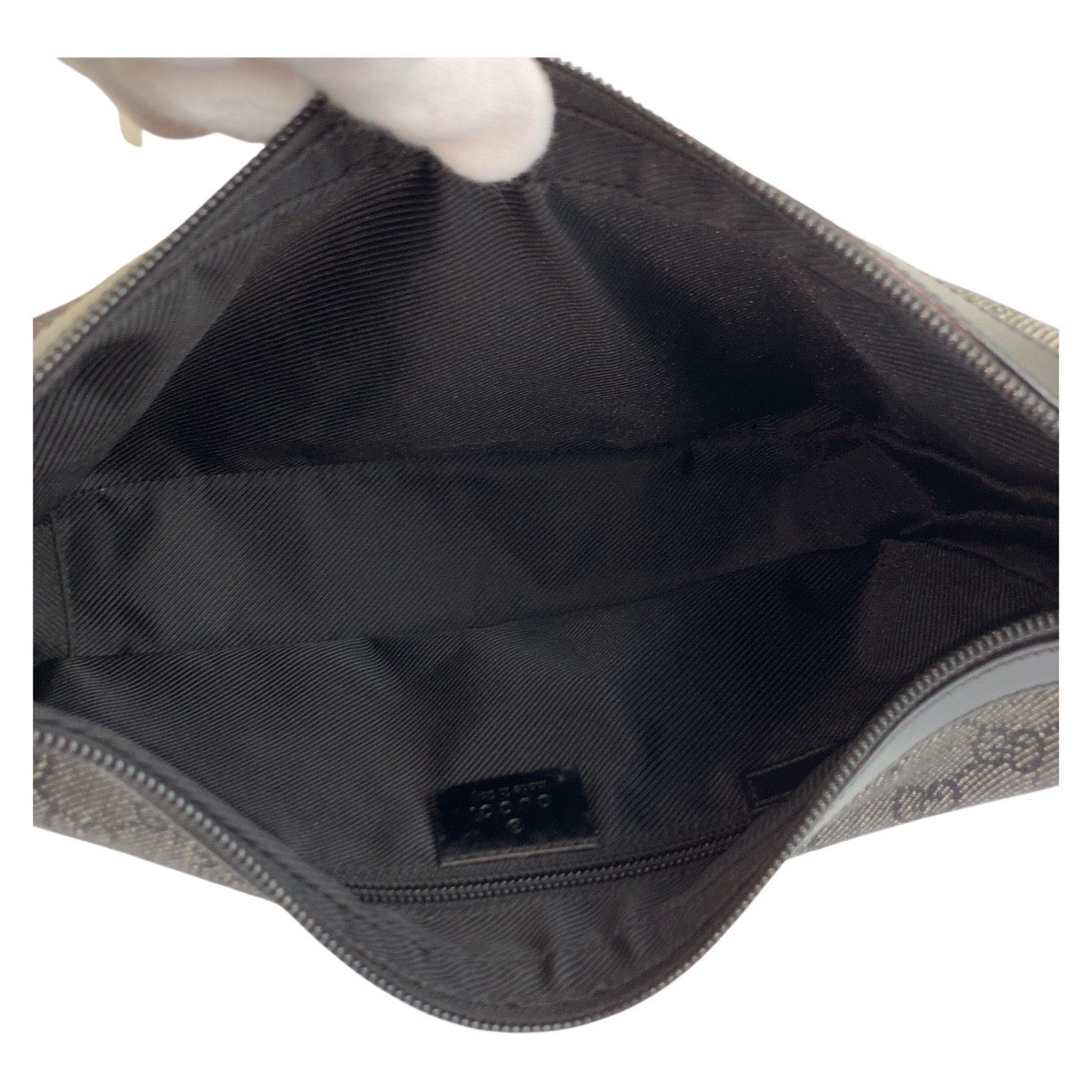 25207
GUCCI グッチ ブラック 黒 シルバー金具 GGキャンバス 35098 ショルダーバッグ ポシェット レディース A42
