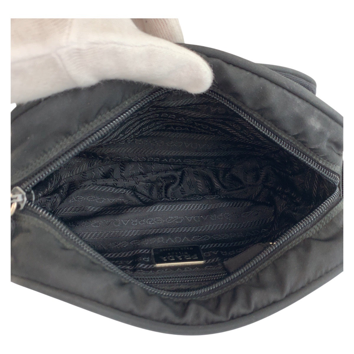 25253
PRADA プラダ テスート 三角ロゴプレート ブラック 黒 シルバー金具 ナイロン ショルダーバッグ ポシェット レディース AB35
